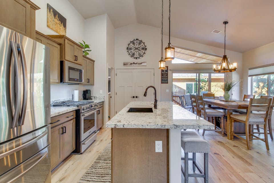 Walk to Rainbow Lake: High Country Retreat w/ Deck House in Pinetop-Lakeside