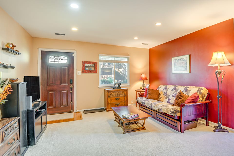 Travel Nurses Welcome! Quaint Alexandria Condo Apartment in Virginia