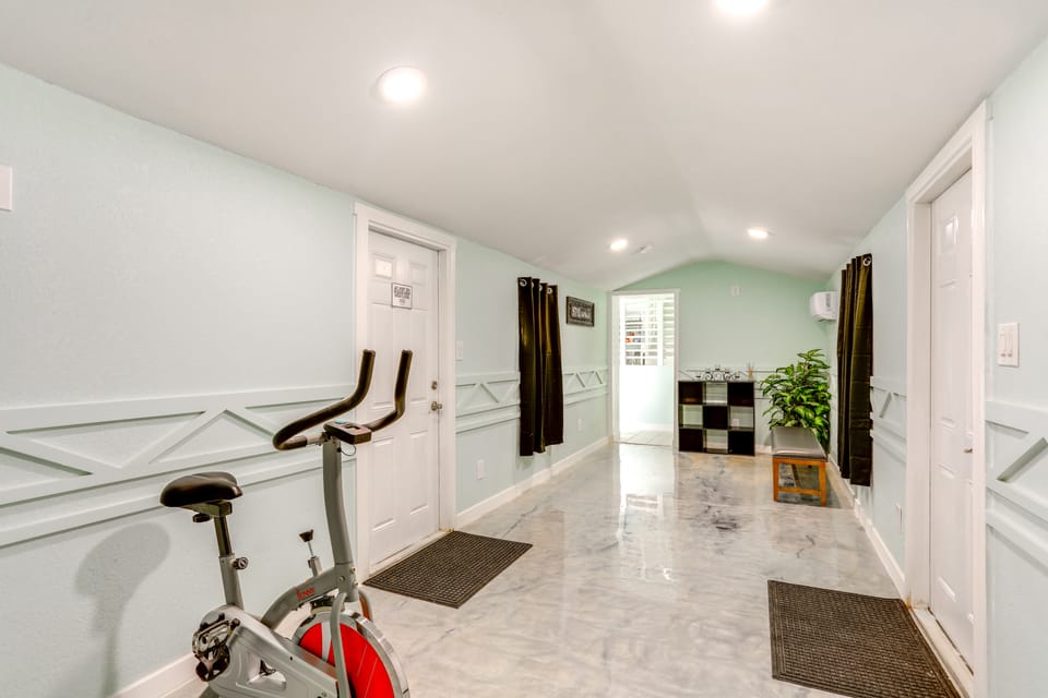 5 Mi to Boat Cruises! WPB Retreat w/ Pool Access Apartment in West Palm Beach