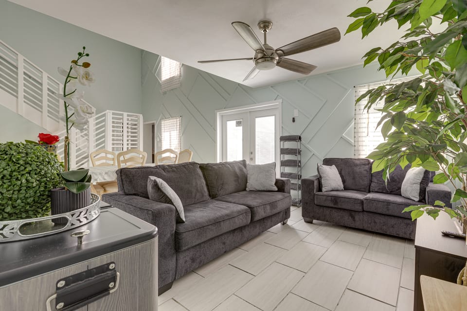 5 Mi to Boat Cruises! WPB Retreat w/ Pool Access Apartment in West Palm Beach
