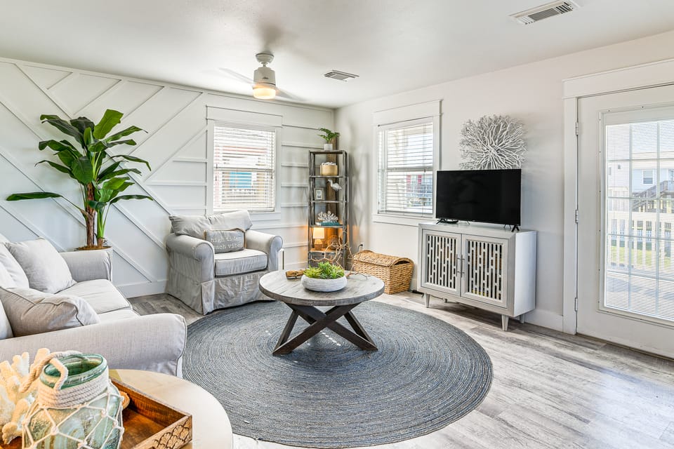 Modern Coastal Farmhouse: Walk to Surfside Beach! House in Surfside Beach