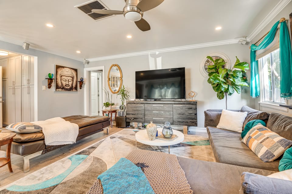 4 Mi to Beach, 7 Mi to SoFi: Home w/ Pool Access! House in Mar Vista