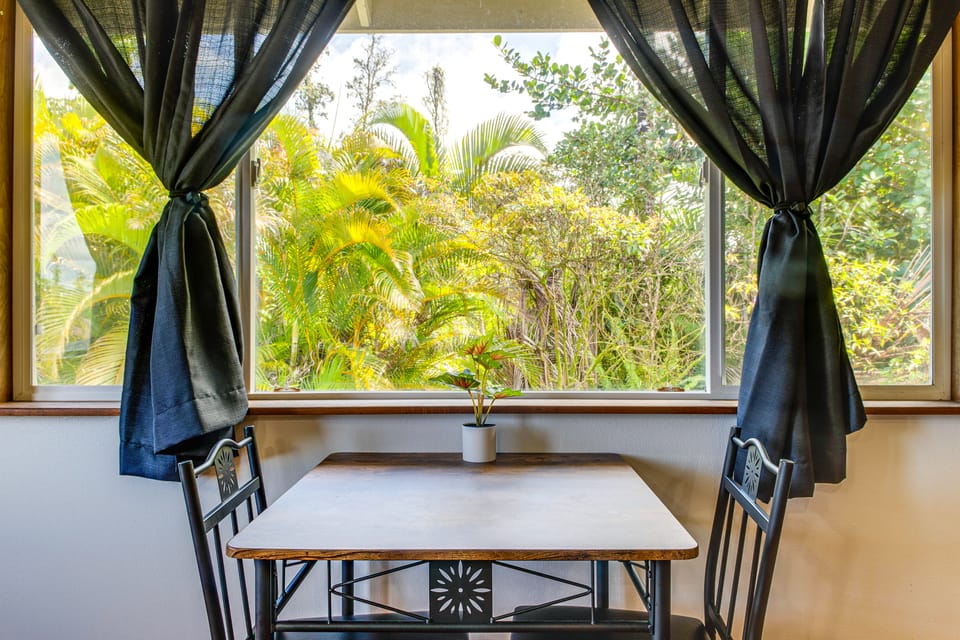 4 Mi to Beach: Keaau Retreat w/ Relaxing Porch! Apartment in Hawaiian Paradise Park