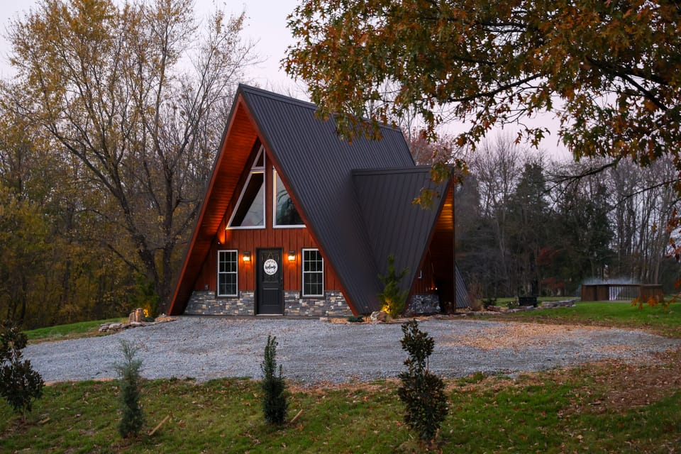 Hot Tub, Fire Pit, BBQ, On-Site Pond: Kenton Cabin House in Tennessee