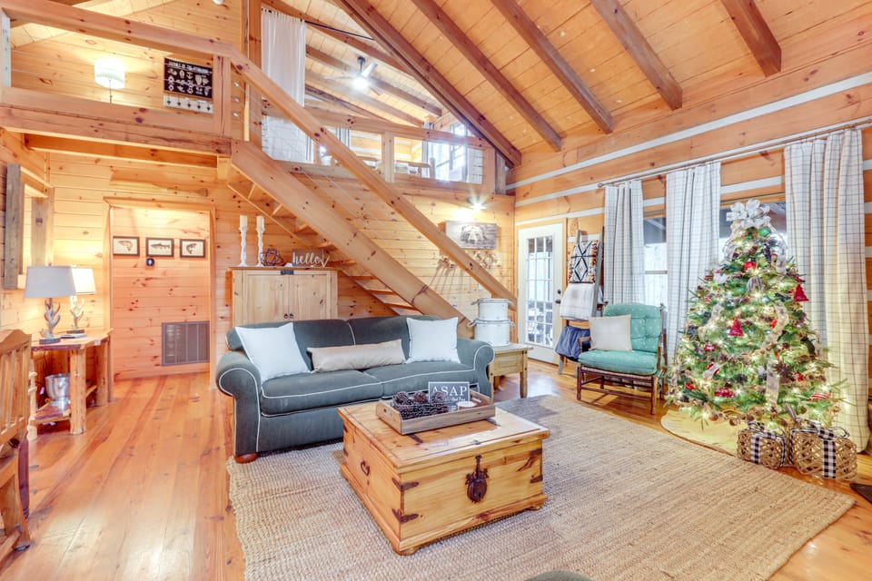Ridgetop Cabin in Blue Ridge! Wraparound Porch! House in Georgia