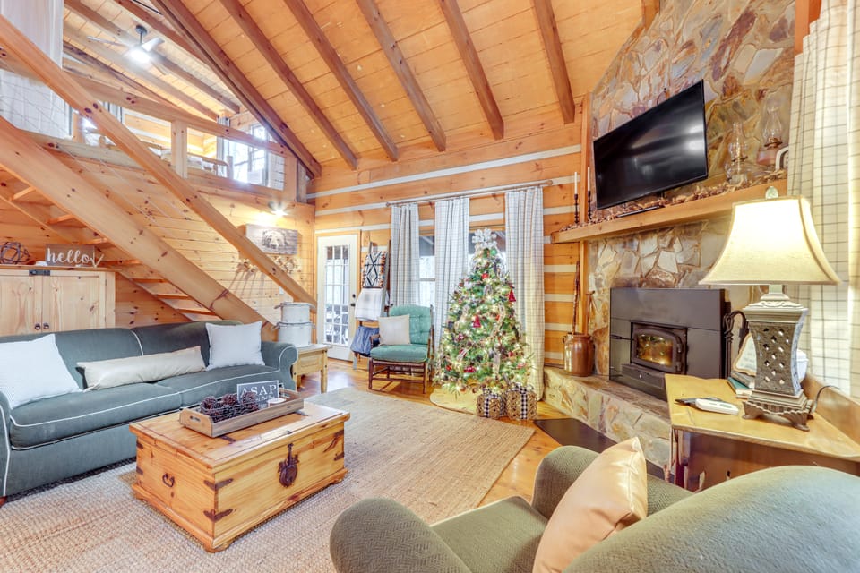 Ridgetop Cabin in Blue Ridge! Wraparound Porch! House in Georgia