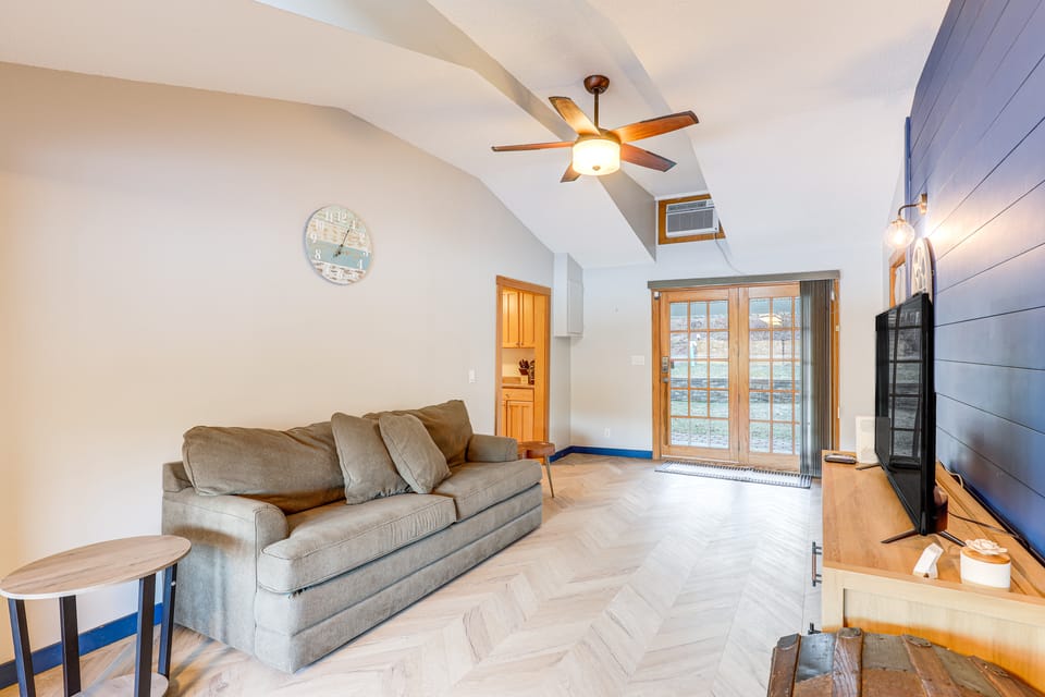 Lakefront Salem Retreat - Fish, Swim, Kayak & More House in New Hampshire
