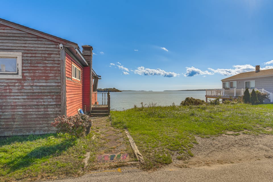 Walk to Beach: Water-View Abode in Portsmouth! Cottage in Tiverton