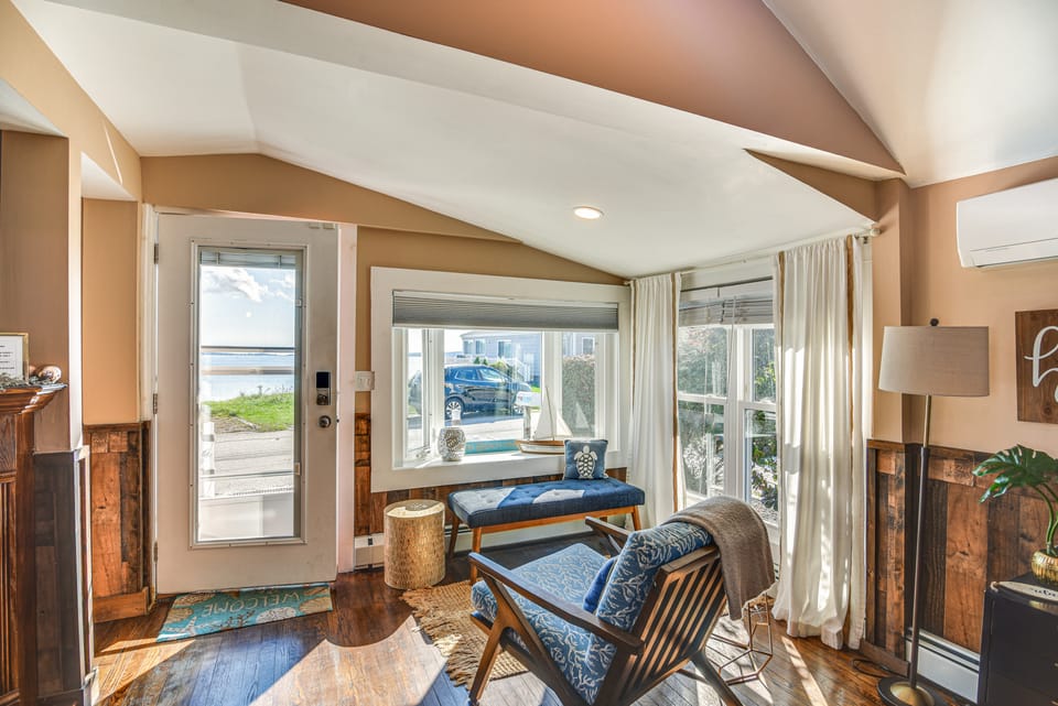 Walk to Beach: Water-View Abode in Portsmouth! Cottage in Tiverton