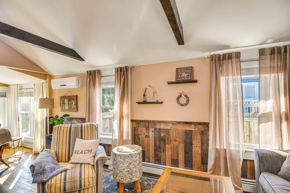Walk to Beach: Water-View Abode in Portsmouth! Cottage in Tiverton