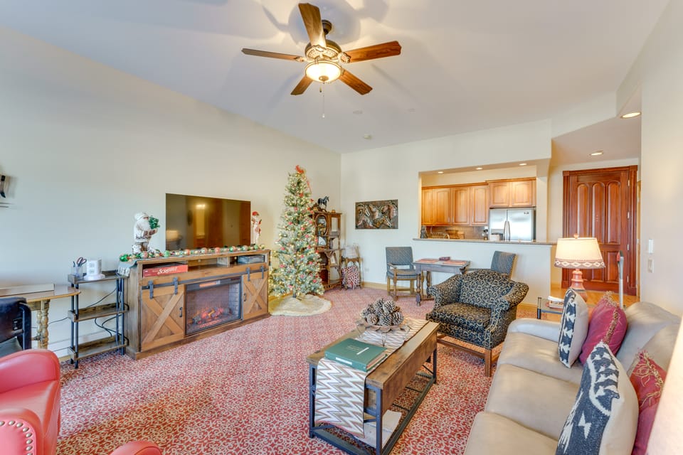 1 Mi to Skiing: Mtn-View Condo in Angel Fire! Apartment in Angel Fire