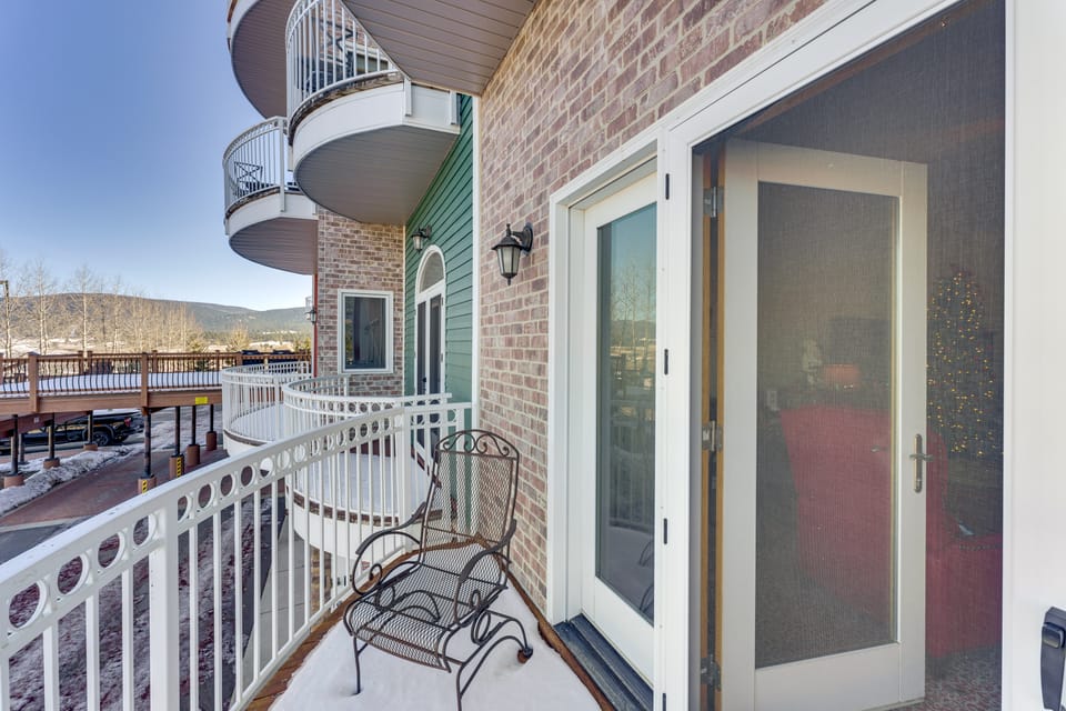 1 Mi to Skiing: Mtn-View Condo in Angel Fire! Apartment in Angel Fire