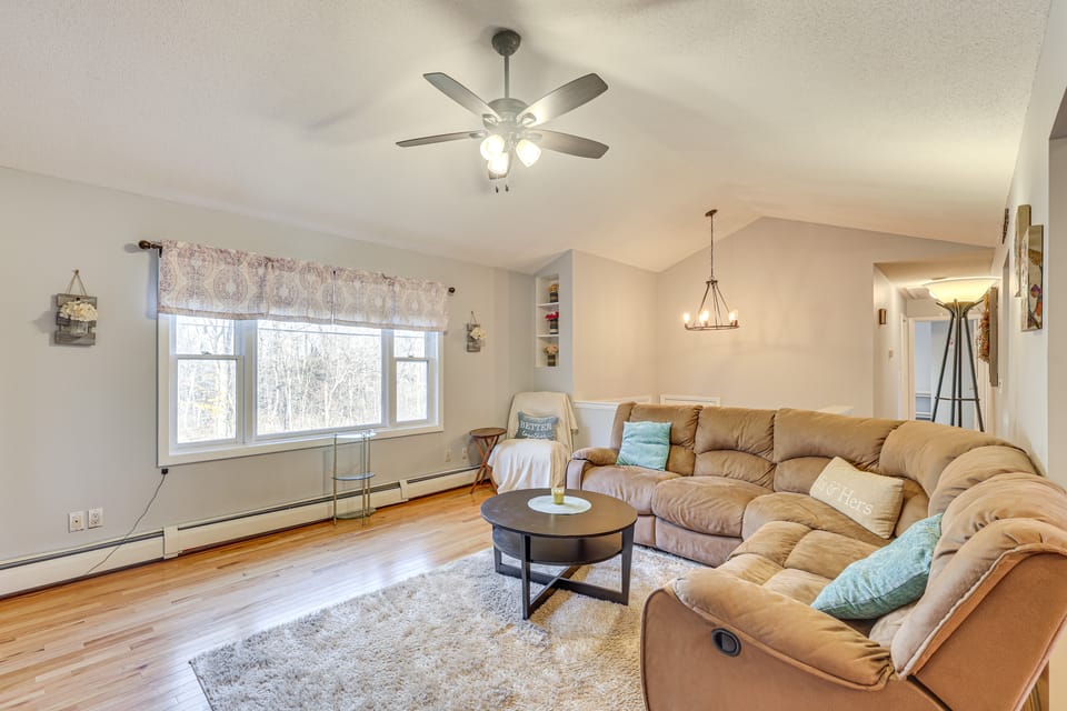 Pool, Deck & Grill: Spacious Apt in Naugatuck! Apartment in Litchfield County