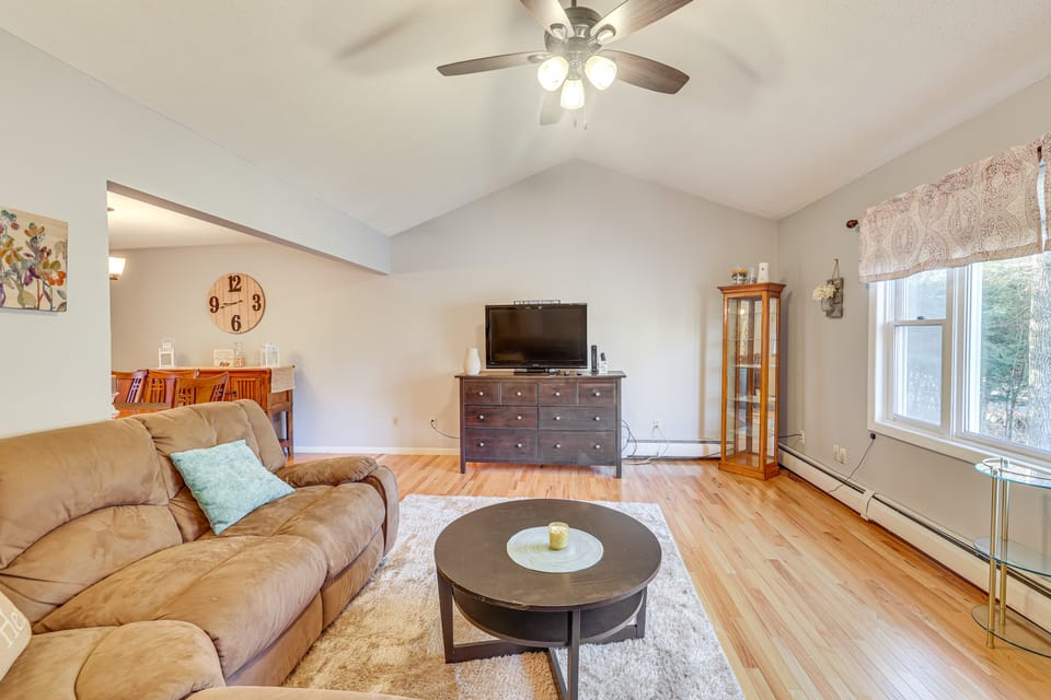 Pool, Deck & Grill: Spacious Apt in Naugatuck! Apartment in Litchfield County
