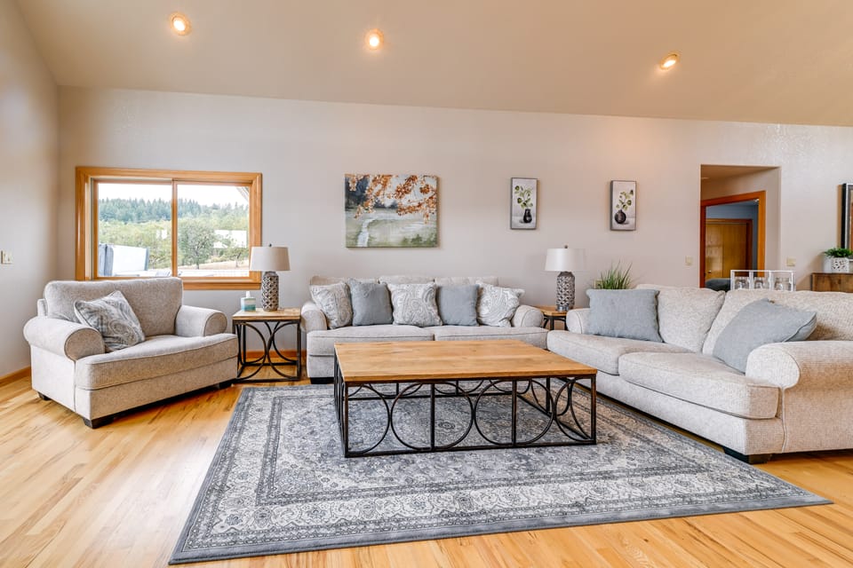 Vineyard Farmhouse in Oakland w/ Hot Tub! House in Oregon