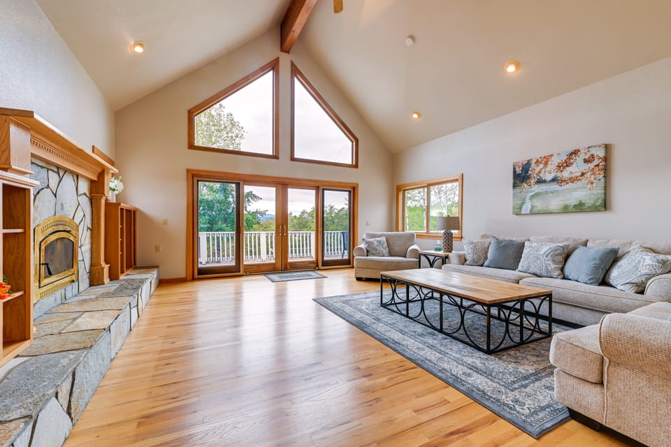 Vineyard Farmhouse in Oakland w/ Hot Tub! House in Oregon