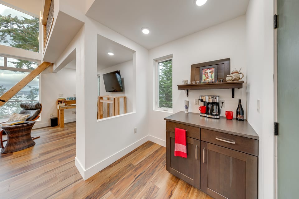 Water Views: Whidbey Island Hideaway w/ Deck House in Greenbank