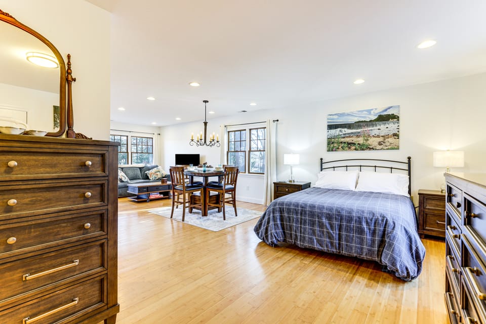 < 3 Mi to UConn: Peaceful Home on Pine lake Apartment in Connecticut