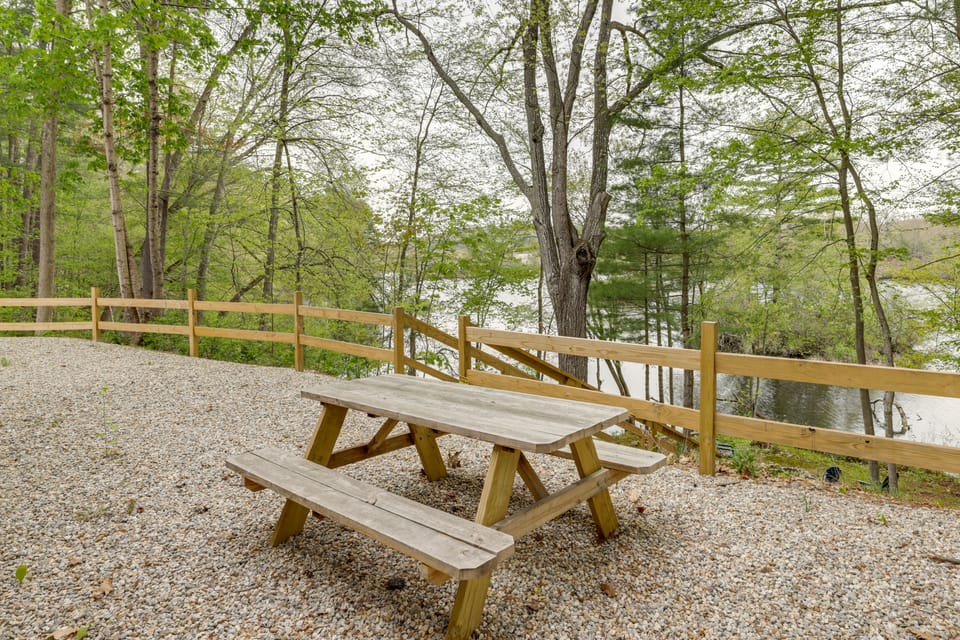 < 3 Mi to UConn: Peaceful Home on Pine lake Apartment in Connecticut