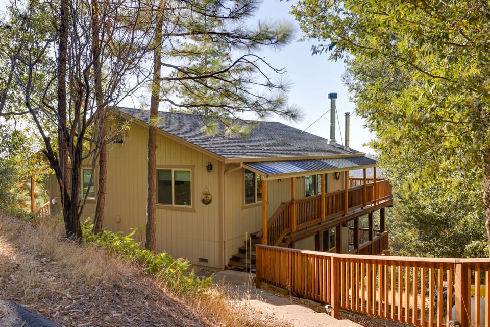 Ski, Hike & Fish: Mtn-View Gem w/ Deck in Tuolumne House in Calaveras County