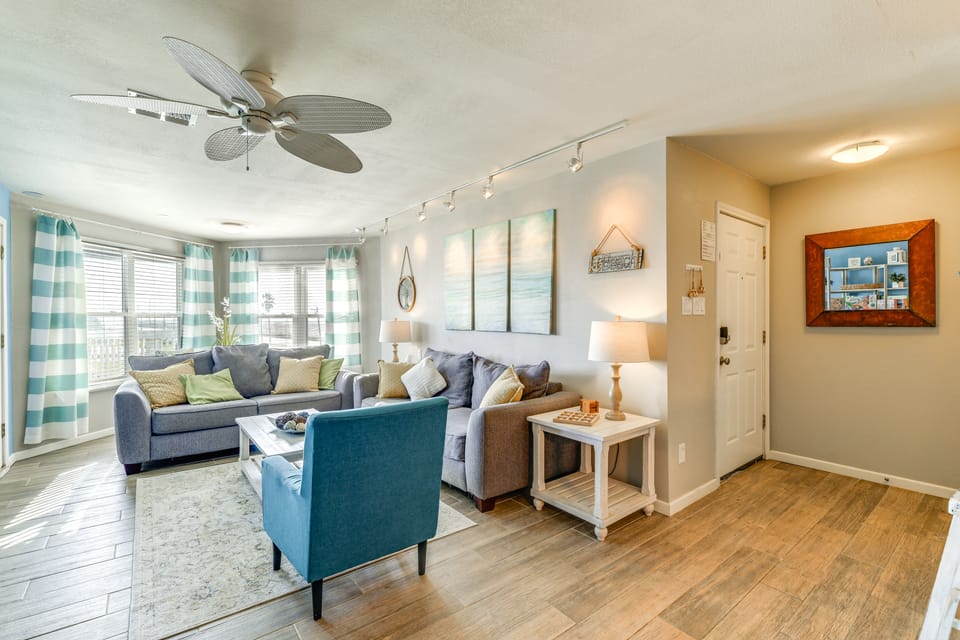 Balcony, Pool & Beach Access: Port Aransas Condo! Apartment in Nueces County
