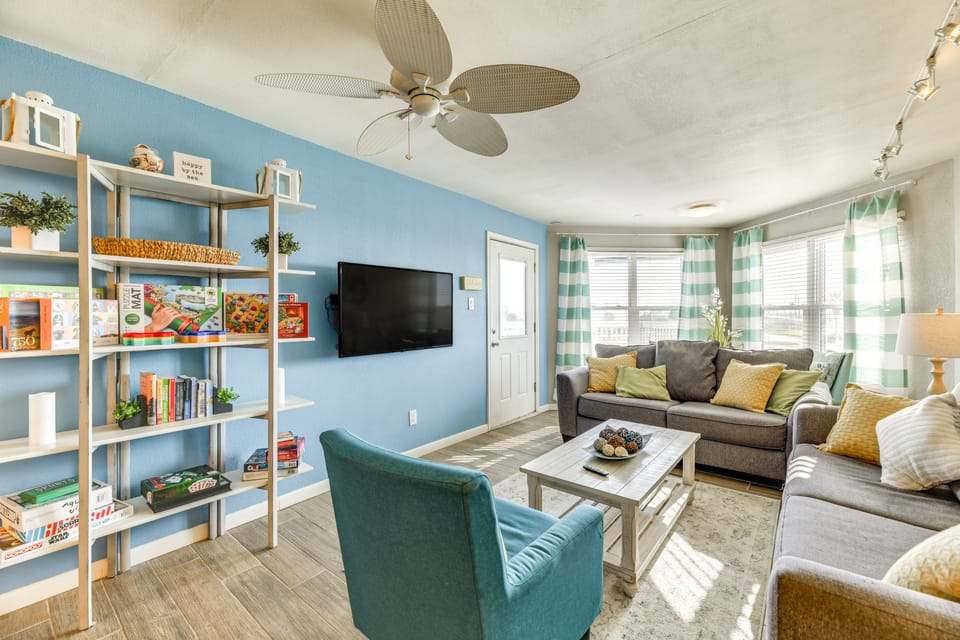Balcony, Pool & Beach Access: Port Aransas Condo! Apartment in Nueces County