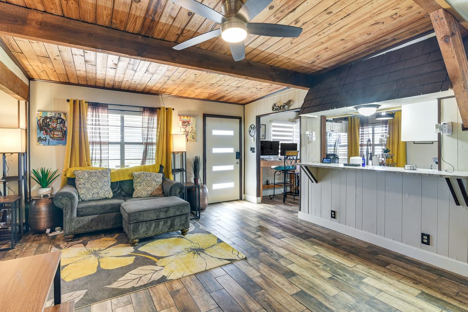 < 1 Mi to Beach! Galveston Gem w/ Outdoor Oasis House in Sea Isle