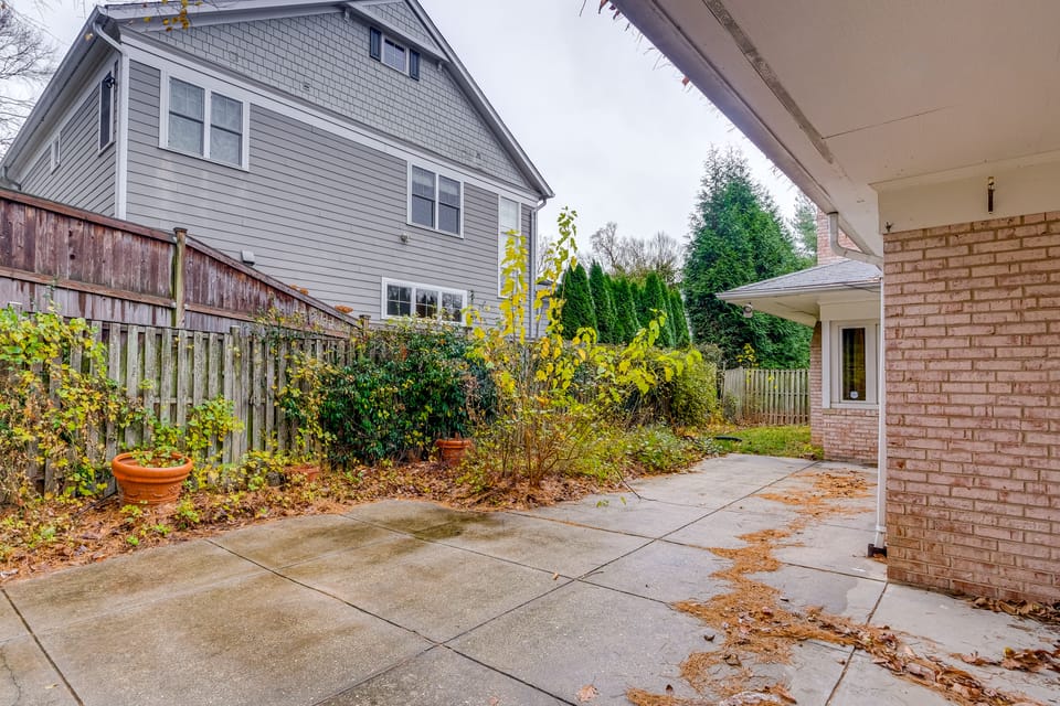 6 Mi to DC To-Dos: Large Family Bethesda Home! House in Bethesda