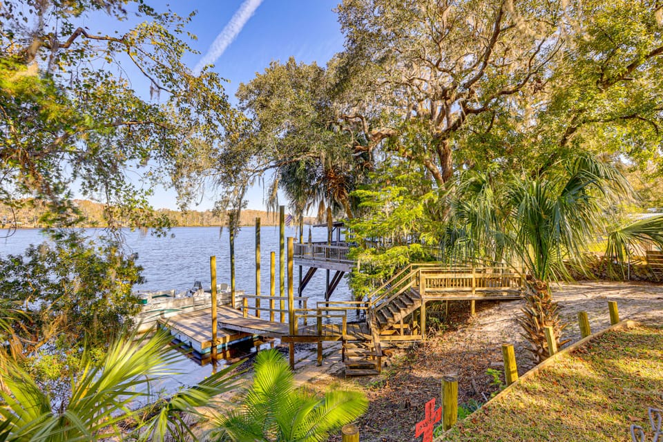 6 Mi to Manatee Springs! Family Riverfront Getaway House in Florida