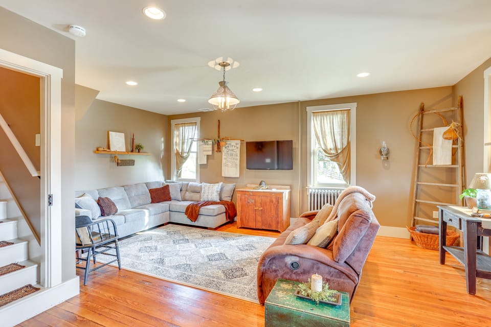 3 Mi to Dtwn: Charming Farmhouse in Mount Joy! House in Pennsylvania
