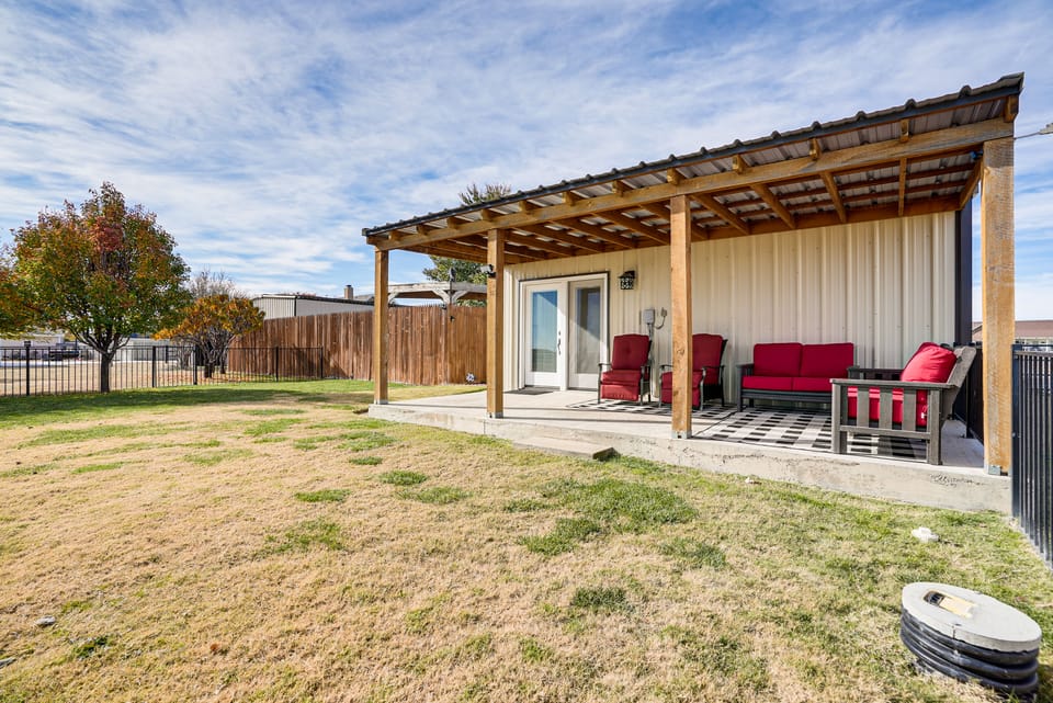 Fenced Yard: Modern Barndominium in Amarillo! House in Amarillo