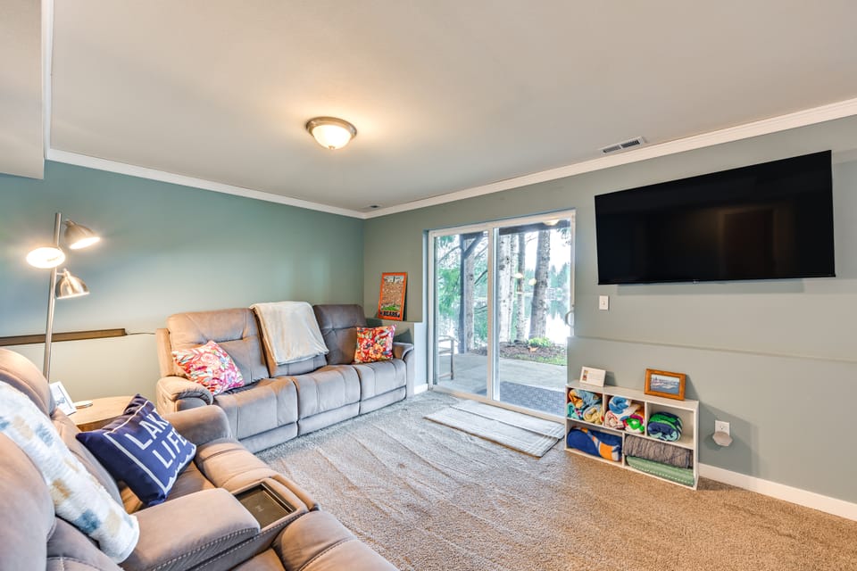 Lakefront Gem w/ Deck & Grill in Shelton House in Puget Sound