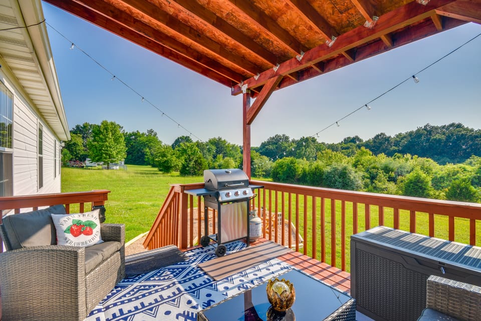 2 Mi to Dtwn Fulton: 'Meadowlark' Home w/ Deck! House in Missouri
