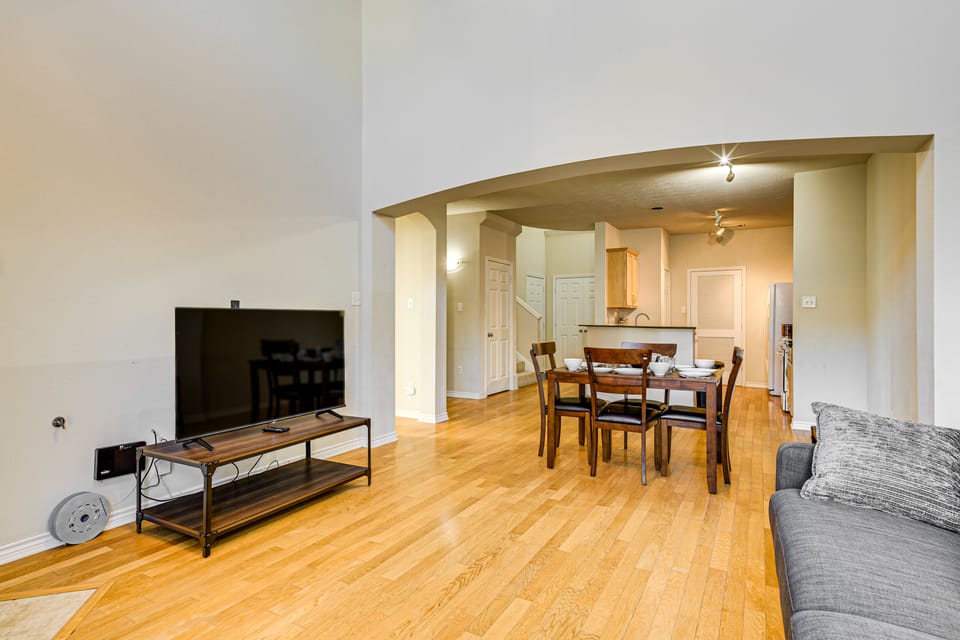 6 Mi to Texas A&M: Home w/ Fenced-In Yard Apartment in College Station