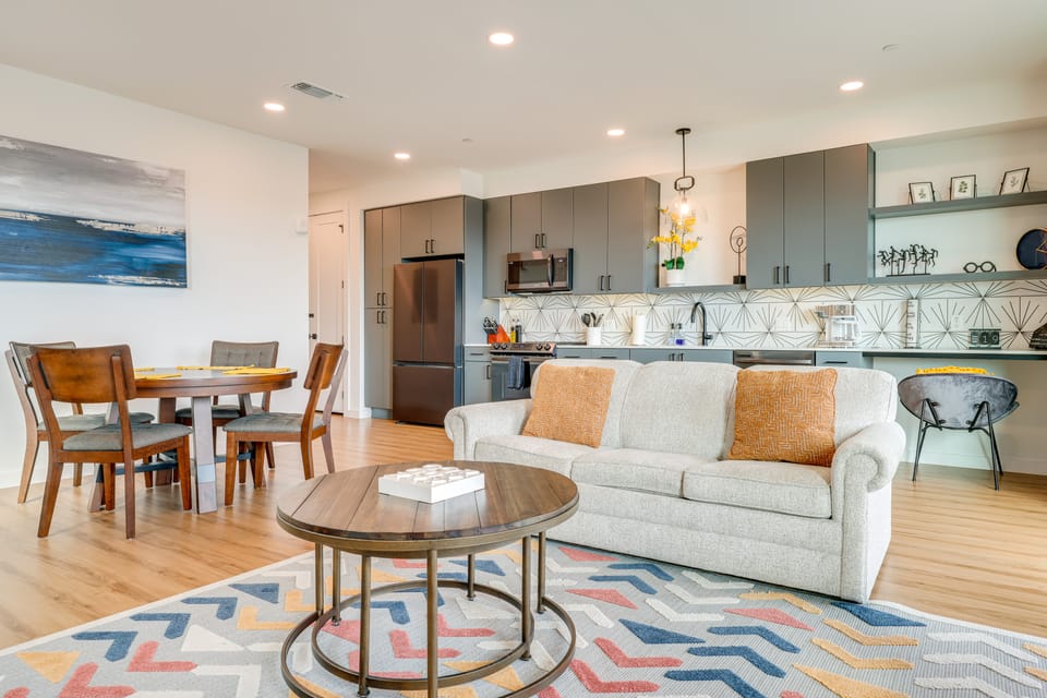 5 Mi to Dtwn: Modern Condo in New Braunfels! Apartment in New Braunfels