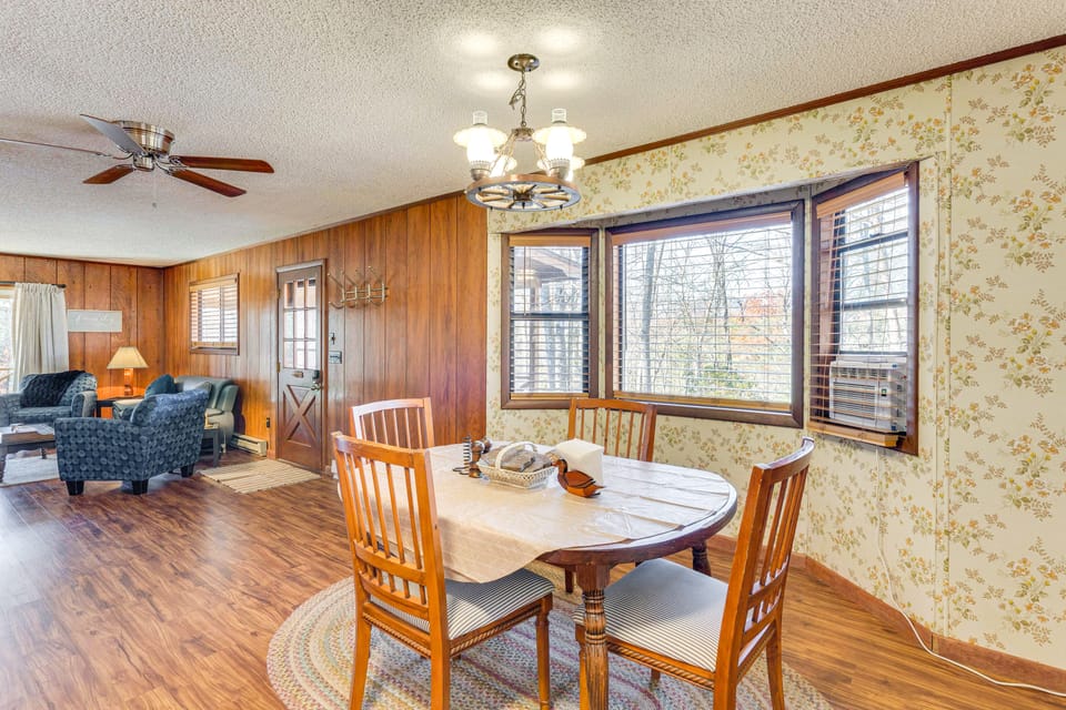 Birdwatching, Board Games & BBQs: Cabin in Murphy! House in Tennessee