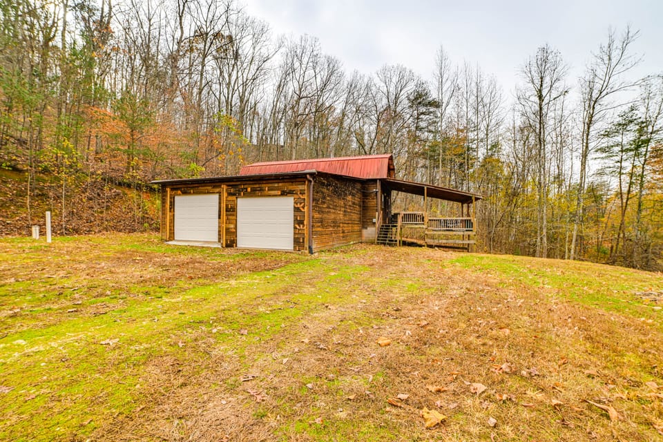 Steps to Kentucky Lake: Cozy Cabin w/ Deck! House in Tennessee
