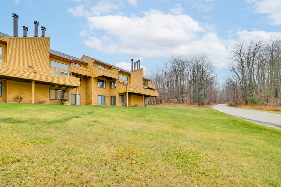 1 Mi to Nubs Nob Ski Resort: Harbor Springs Condo Apartment in Michigan