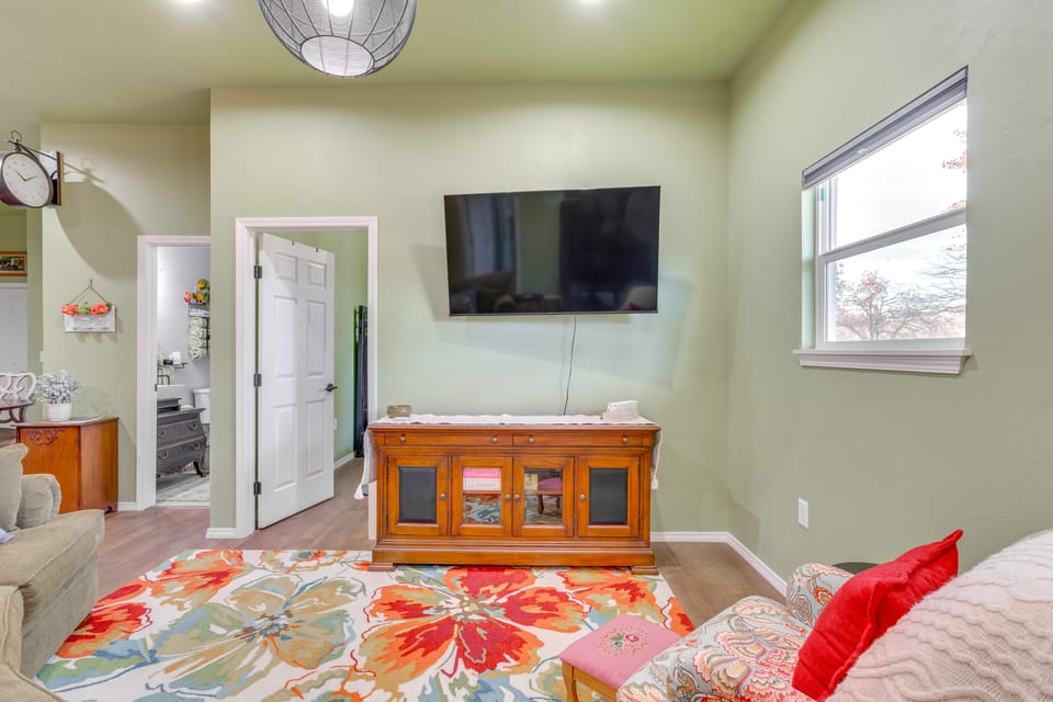 4 Mi to Lazy E Arena: Horse Lover's Haven w/ Grill House in Oklahoma