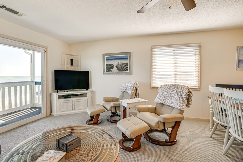 Oceanfront Condo w/ Pool Access in Surfside Beach! Apartment in Surfside Beach