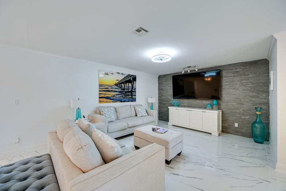 Pool & Spa: Luxe Home in Naples! House in North Naples