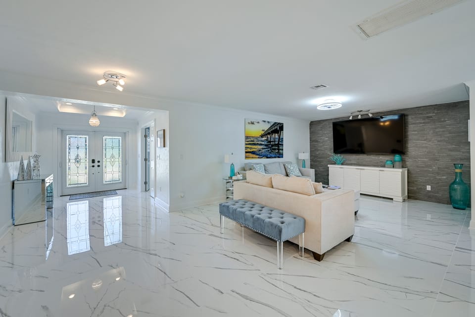 Pool & Spa: Luxe Home in Naples! House in North Naples