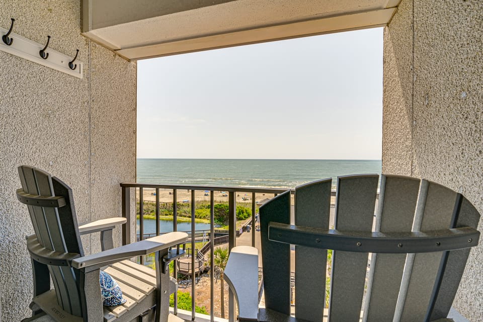 Pools, Hot Tubs & Ocean Access: Myrtle Beach Condo Apartment in South Carolina