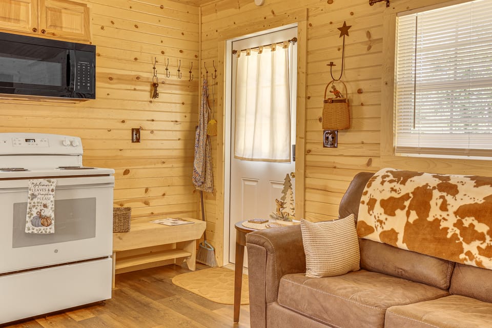 On 40 Acres: Charming Cabin in Zanesville! House in Ohio