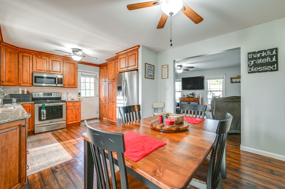Large Family Home: 5 Mi to Dtwn Hagerstown! House in Shenandoah Valley