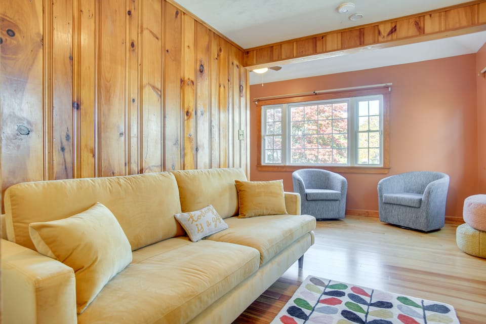 Walk to Grays Beach Park: Kingston Seaside Escape Cottage in Kingston