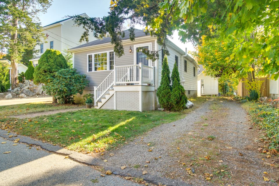 Walk to Grays Beach Park: Kingston Seaside Escape Cottage in Kingston