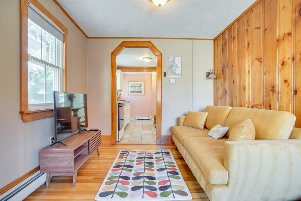 Walk to Grays Beach Park: Kingston Seaside Escape Cottage in Kingston