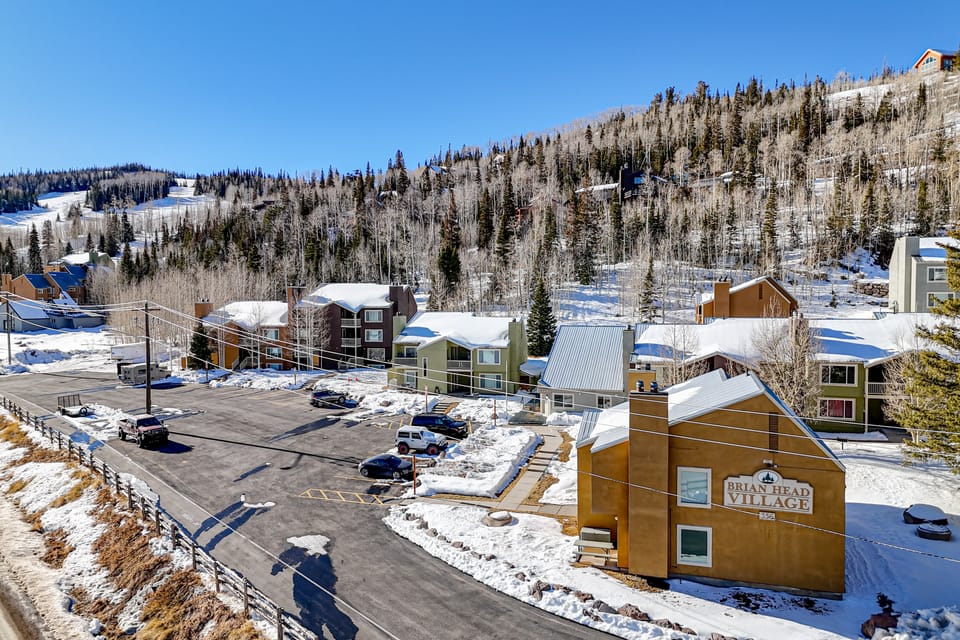 Walk to Giant Steps: Mtn Retreat w/ Hot Tub Access Apartment in Brian Head