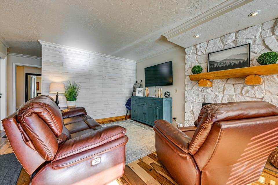 Walk to Giant Steps: Mtn Retreat w/ Hot Tub Access Apartment in Brian Head